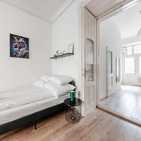 Karaván Courtyard Escape Ac, Smart Tv, Location *