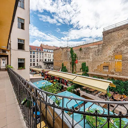 Apartman Karaván Courtyard Escape Ac, Smart Tv, Location
