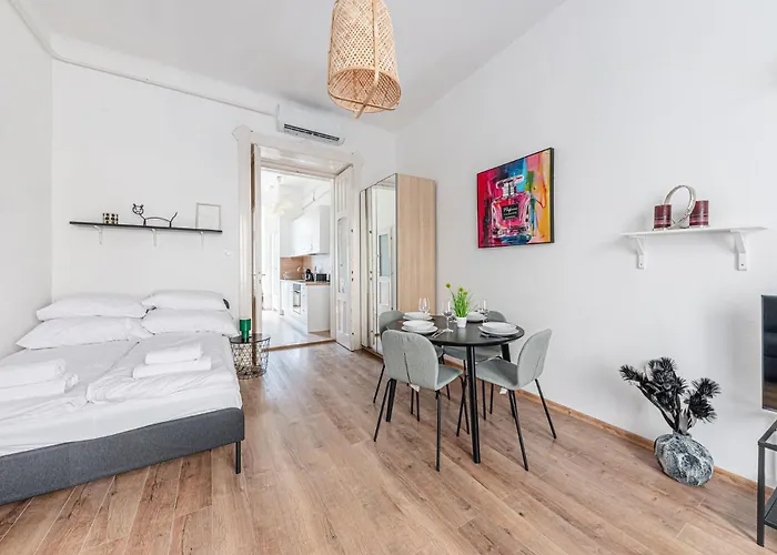 Apartman Karaván Courtyard Escape Ac, Smart Tv, Location *